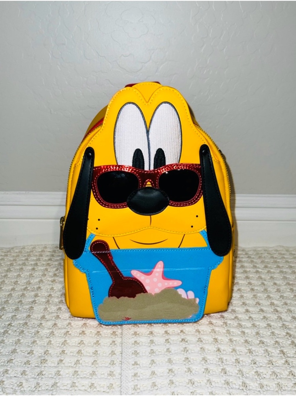 NWT Loungefly Disney Pluto Web Exclusive Summer Beach Cosplay Mini Backpack - Picture 8 of 8
